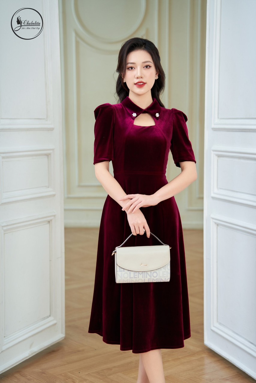 Đầm nhung khuyết cổ màu mậm
