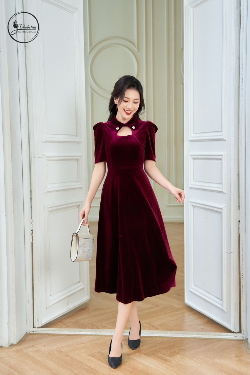 Đầm nhung khuyết cổ màu mậm
