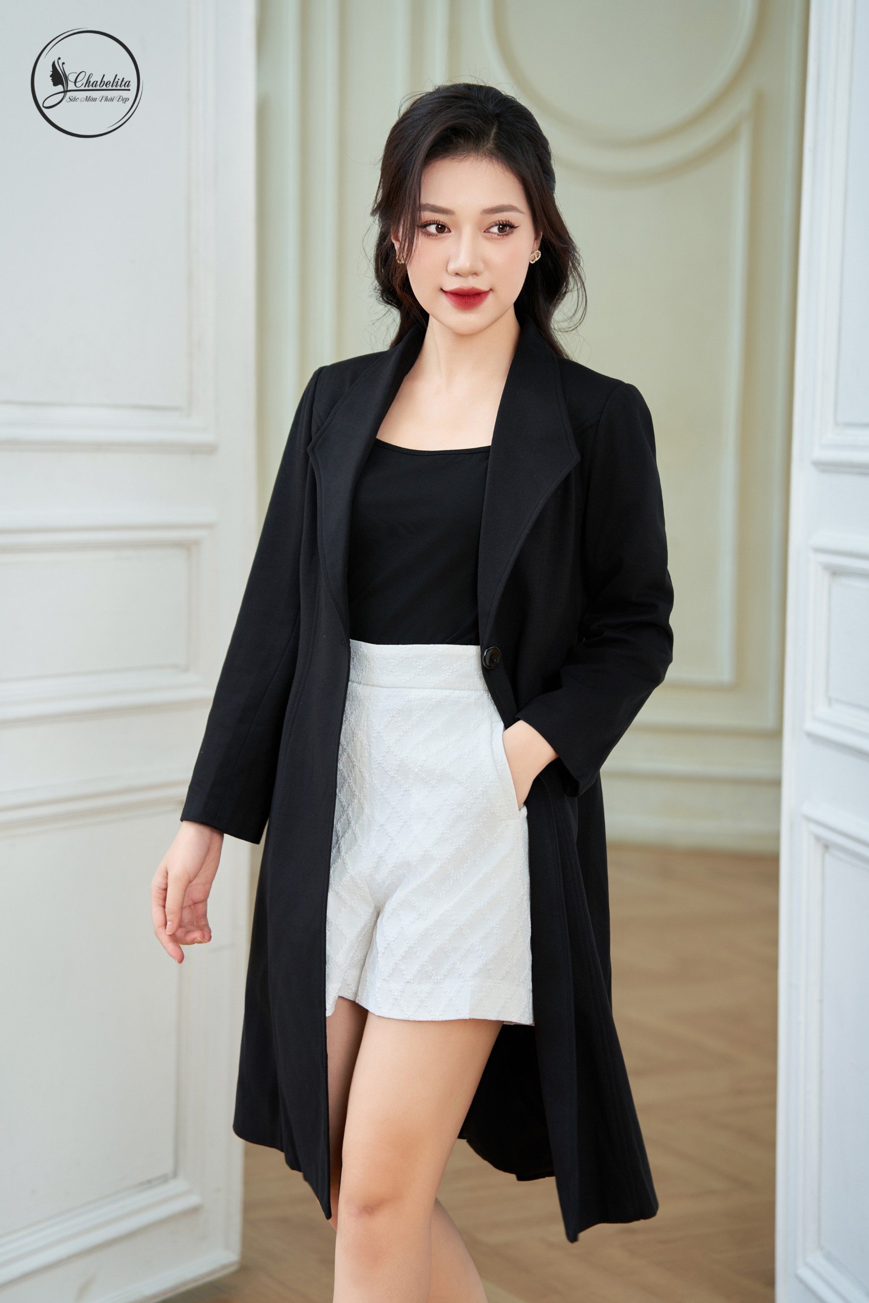 Quần short nữ có túi màu trắng