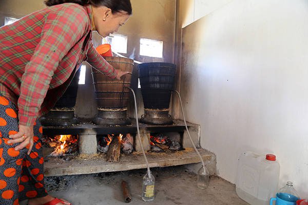 Ngôi làng 200 năm nấu rượu trong nồi nấu rượu truyền thống bằng đồng