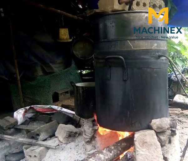 Công phu nghề nấu rượu bằng nồi nấu rượu truyền thống