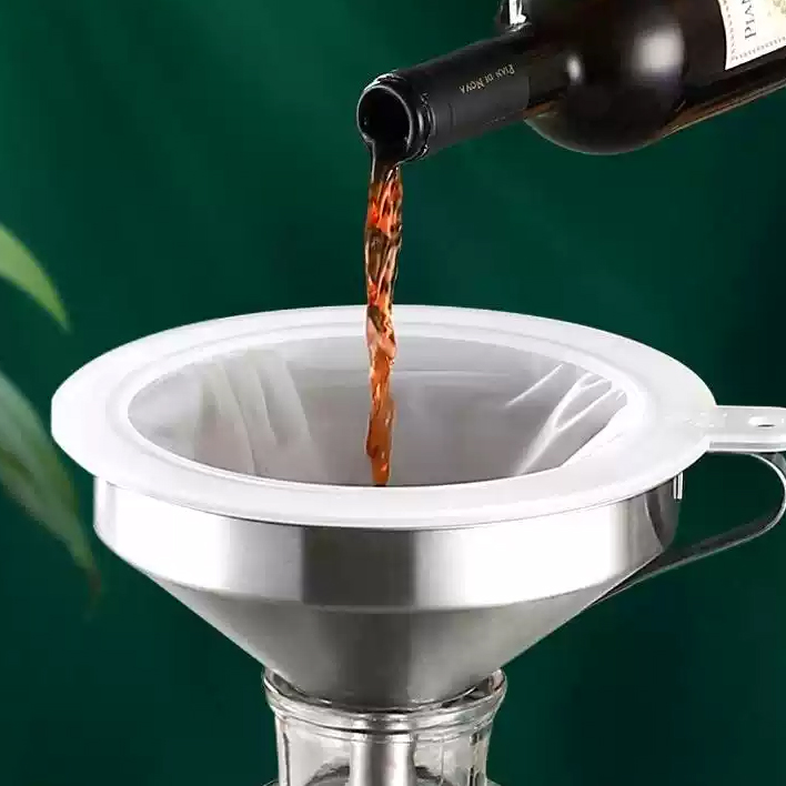 Quy trình từ lọc rượu thủ công tới rượu đạt chuẩn