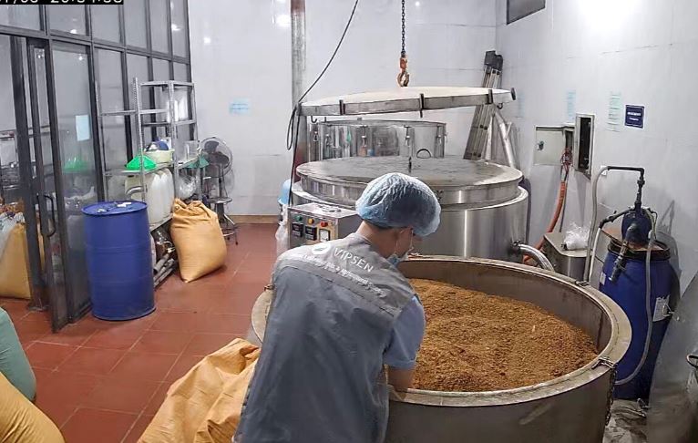 chưng cất tinh dầu hồi công nghiệp