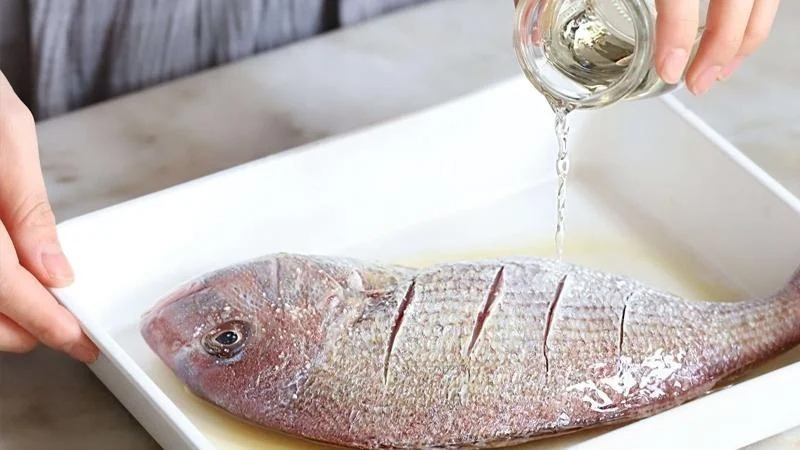 mẹo dùng rượu khử mùi tanh