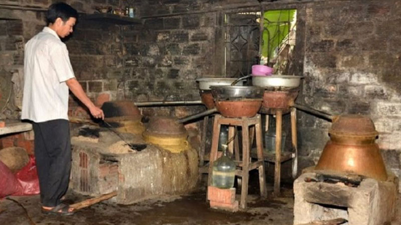 Thoát nghèo nhờ nấu rượu