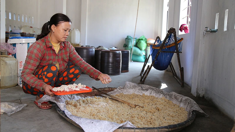 Ngôi làng 200 năm nấu rượu bằng nồi đồng