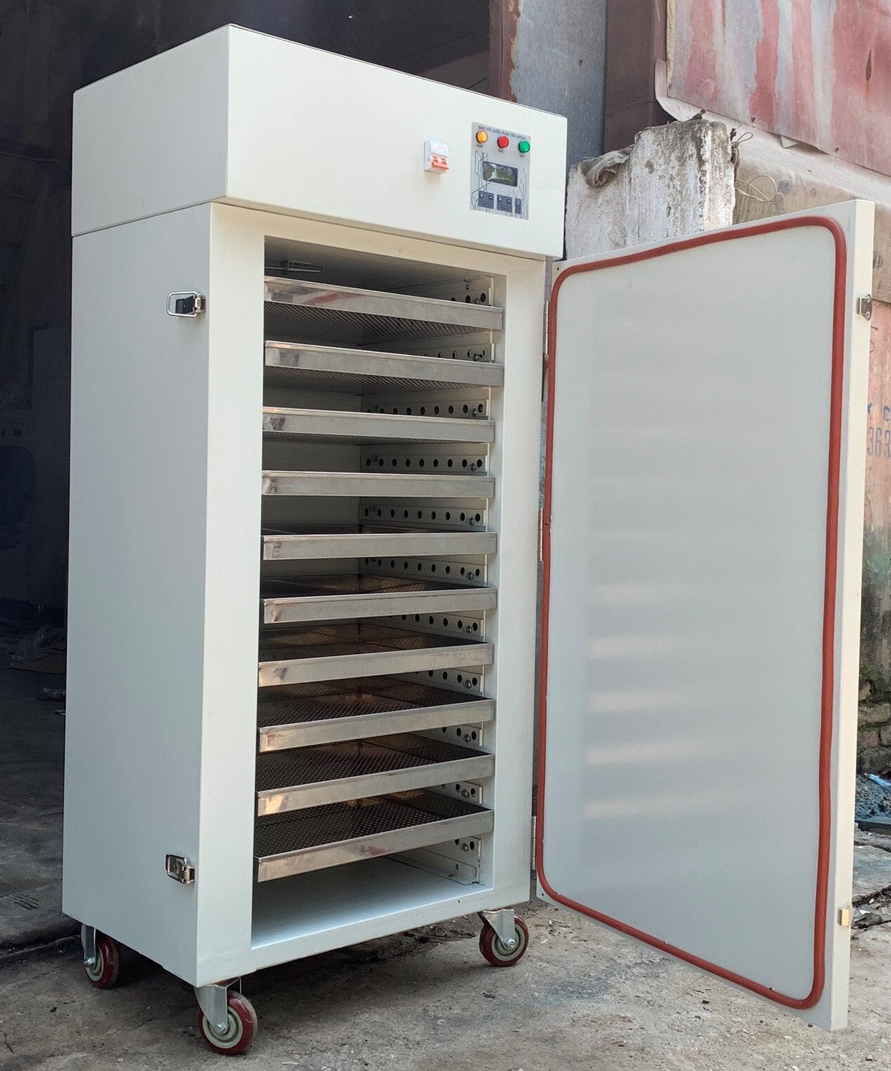 Máy sấy hoa quả công nghiệp tiết kiệm thời gian và công sức
