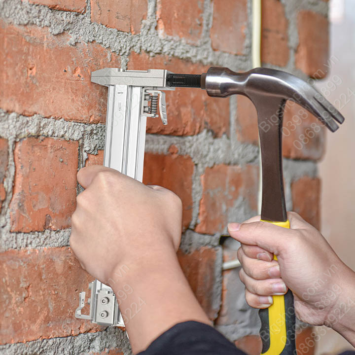 Dụng cụ hỗ trợ đóng đinh bê tông liên hoàn kèm 400 đinh ST18 (Có nút ấn tự nhả đầu búa-Loại tốt)