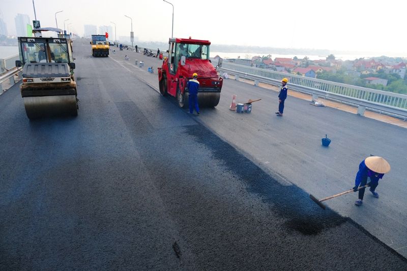 Bất cập khi thi công bê tông nhựa truyền thống trên mặt cầu