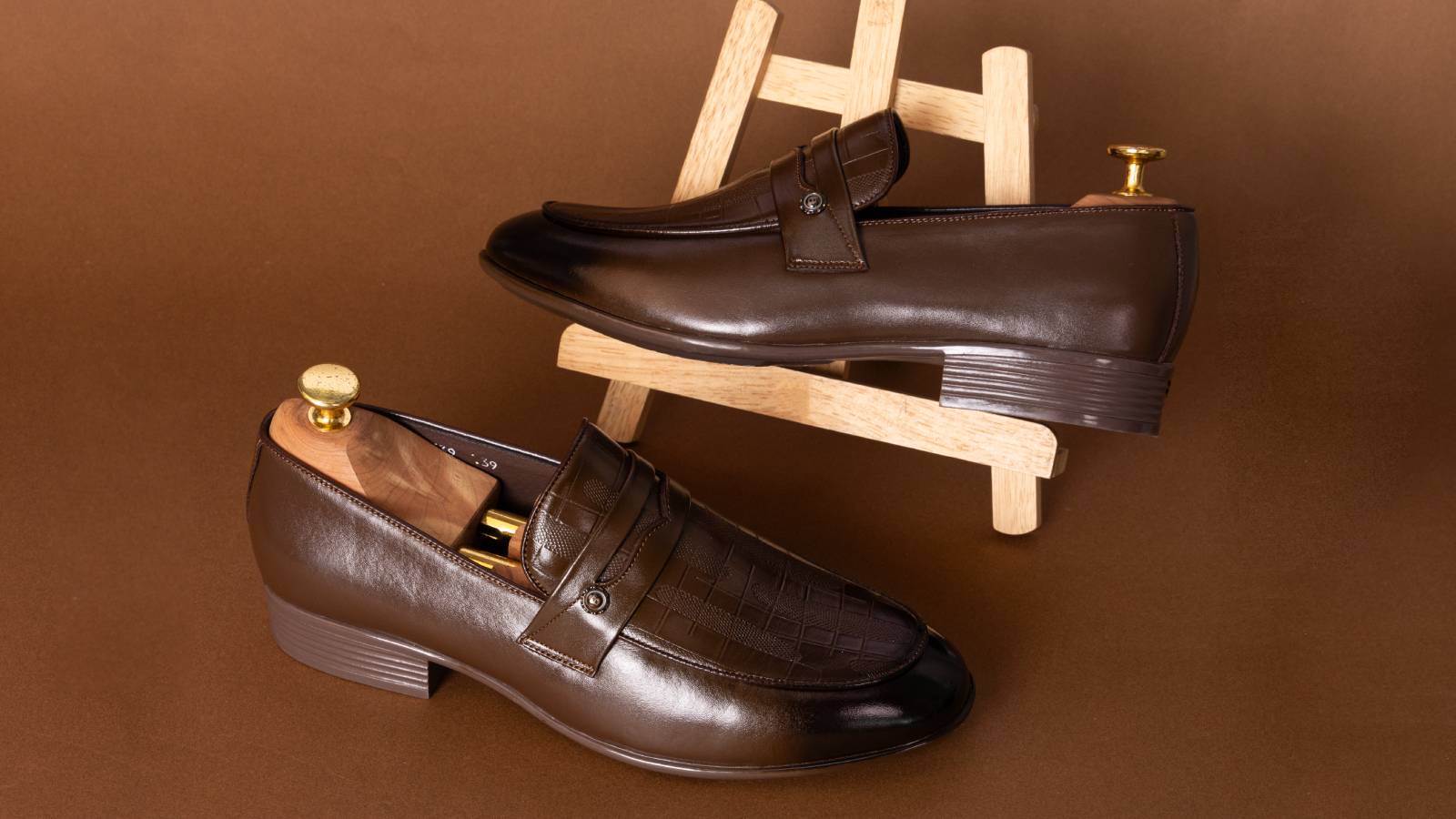 GIÀY DA NAM – BƯỚC ĐI CHUẨN PHONG THÁI QUÝ ÔNG CÔNG SỞ