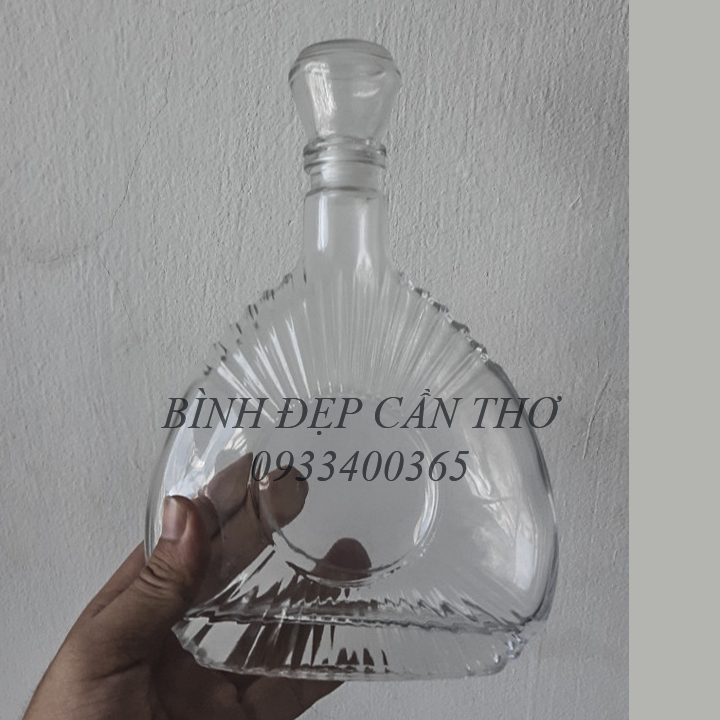 Chai thủy tinh đựng rượu 500ml (dáng tam giác)