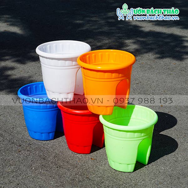 Chậu Nhựa Tròn Kẹp Ban Công