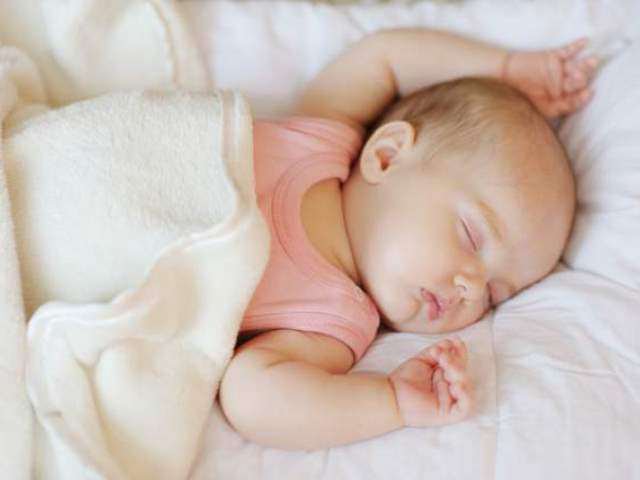 Ngủ đúng giờ và ngủ đủ giấc cho bé sơ sinh