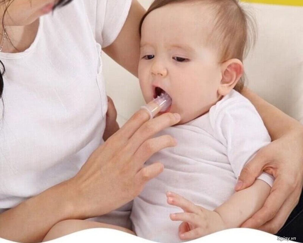 Cách vệ sinh răng miệng cho bé sơ sinh