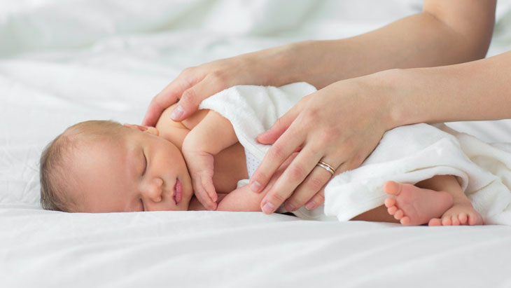 TRẺ SƠ SINH NGỦ BAO NHIÊU TIẾNG 1 NGÀY? LÀM GÌ NẾU BÉ NGỦ QUÁ ÍT – QUÁ NHIỀU?
