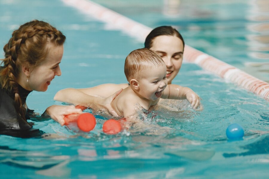 Bé tập bơi: Lợi ích khi bé tập bơi và Quy tắc an toàn theo mọi lứa tuổi