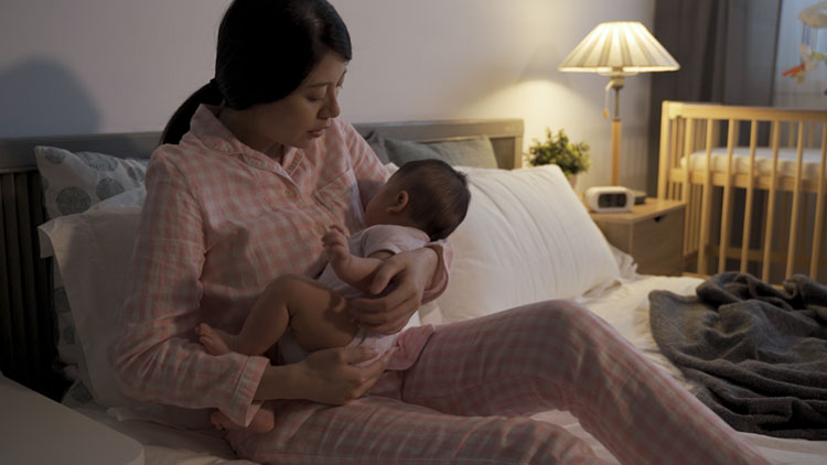 Cho trẻ bú đêm: Lợi ích và những lời khuyên