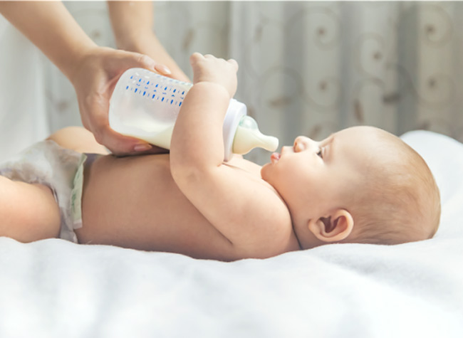Bí quyết giúp bé sơ sinh bú bình không bị sặc