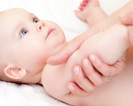 Chạm vào yêu thương: Sự kỳ diệu của massage cho bé sơ sinh