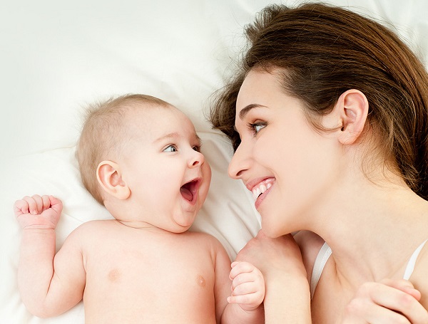 Mẹ bỉm nên biết: Cách chơi và tương tác với bé sơ sinh