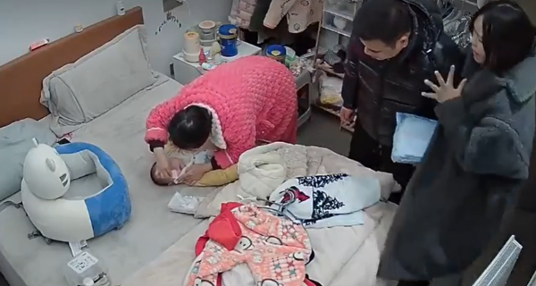 Mẹ ngồi bấm điện thoại, nghe tiếng khóc quay sang ôm con, khóc cầu cứu chồng: Mắt bé toàn màu đỏ