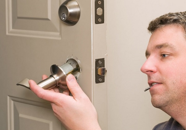 Cách sửa lỗi khóa cửa gỗ tay gạt bị kẹt cực nhanh tại nhà