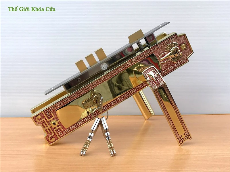 Cách phối hợp khóa cửa chính đẹp với màu gỗ để tạo điểm nhấn