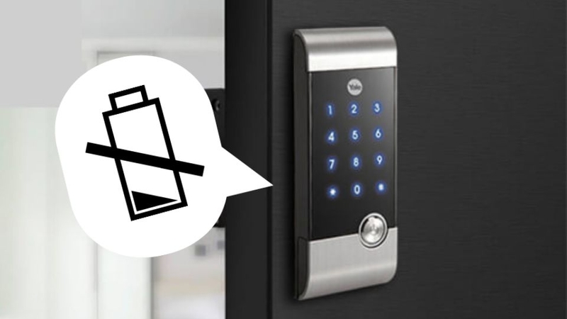 Khoá điện tử sắp hết pin có cảnh báo gì không?