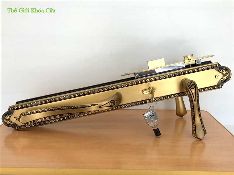 Có nên mua khóa cửa đại sảnh giá rẻ cho cửa chính biệt thự?
