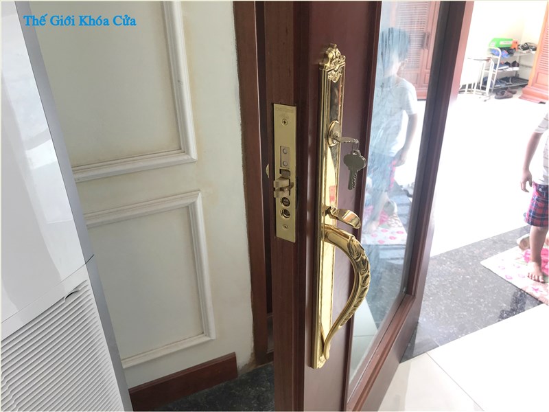 Top 3 mẫu khóa cửa gỗ đại sảnh đáng mua cho nhà phố