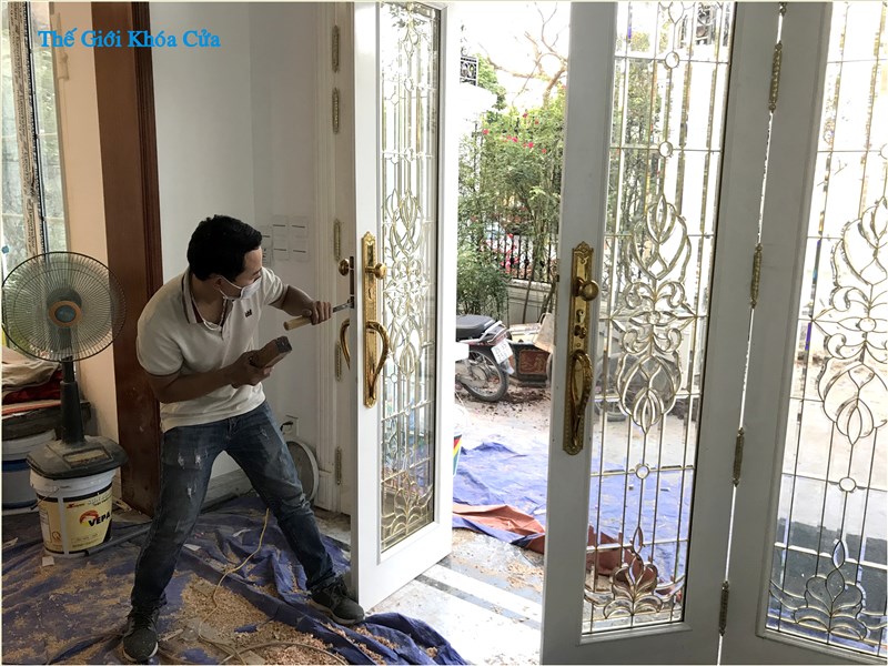 Những dấu hiệu cho thấy bạn cần thay khóa cửa đại sảnh ngay lập tức