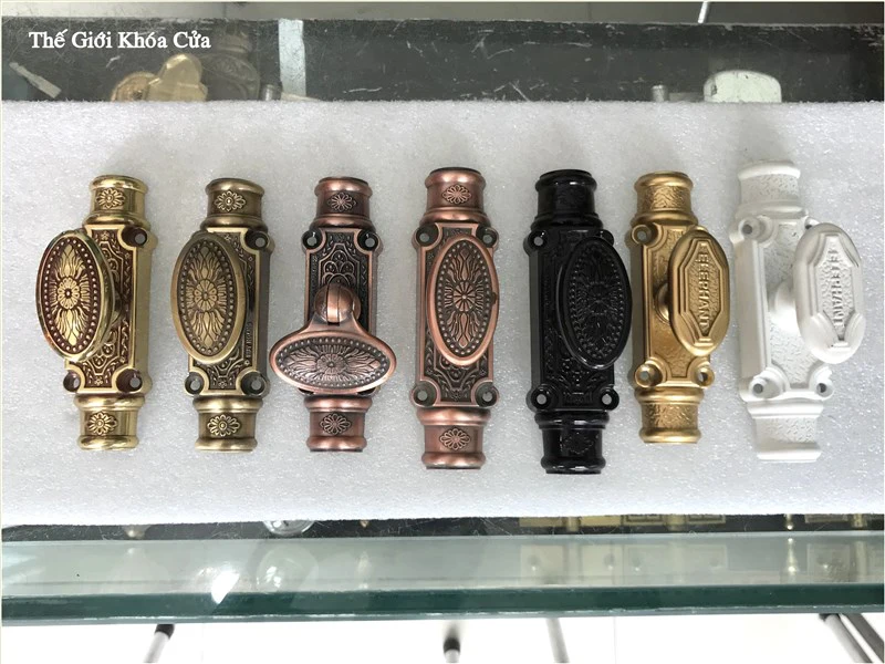 Clemon phong cách tân cổ điển: Điểm nhấn cho cửa gỗ