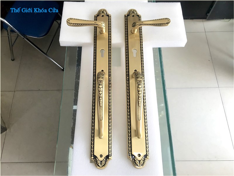 Nâng tầm đẳng cấp với khóa cửa đại sảnh nhập khẩu mạ vàng cho cửa gỗ 2 cánh