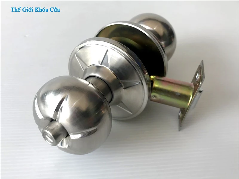 Có nên tra dầu ăn vào khoá tay nắm tròn Huy Hoàng khi bị rít không?