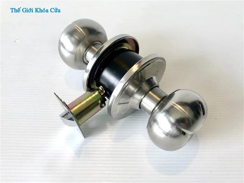 Những lưu ý khi chọn mua khóa cửa gỗ tay nắm tròn