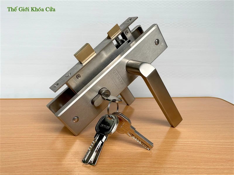 Các Bước Bảo Dưỡng Khóa Cửa Sắt Đúng Cách