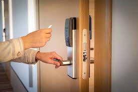Có nên chia sẻ mật khẩu và vân tay cho người giúp việc hoặc khách thuê nhà không?
