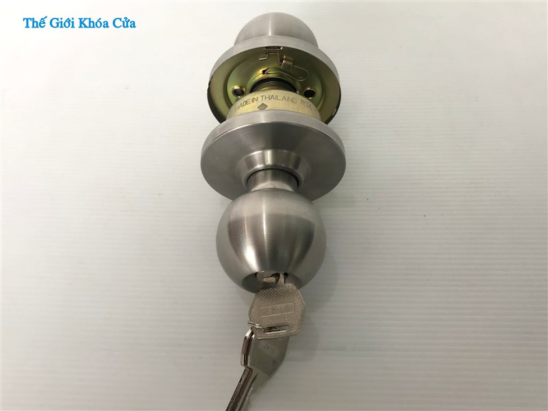 Quên chìa khóa nắm tròn: 3 mẹo mở cửa không cần gọi thợ