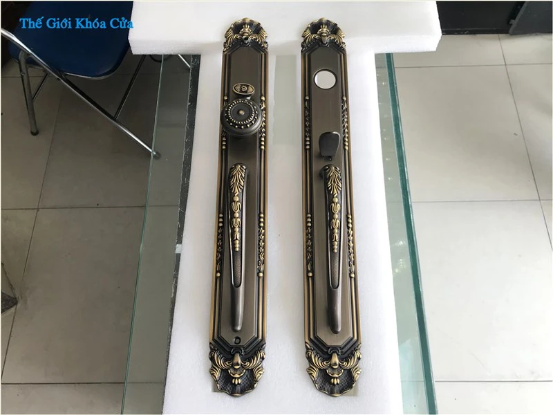 Bí quyết lựa chọn màu sắc khóa cửa gỗ đại sảnh phù hợp với màu cửa