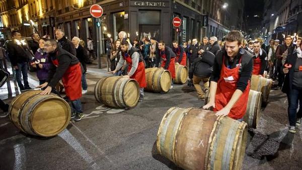 Lăn các thùng rượu vang Beaujolais Nouveau tại lễ hội