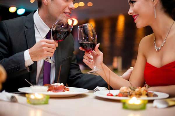Bữa ăn lãng mạn cùng rượu vang