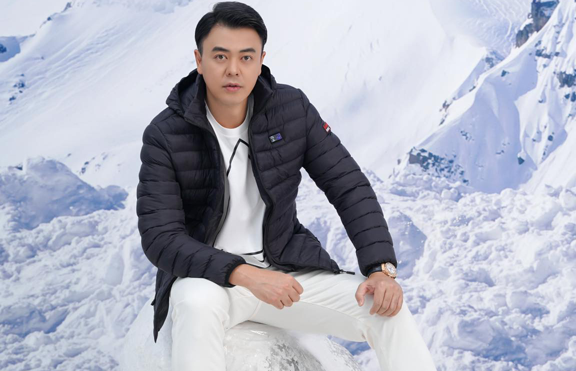 MC Tuấn Tú luôn lưa chọn áo sưởi ấm Kenko mỗi khi đi công tác Châu Âu