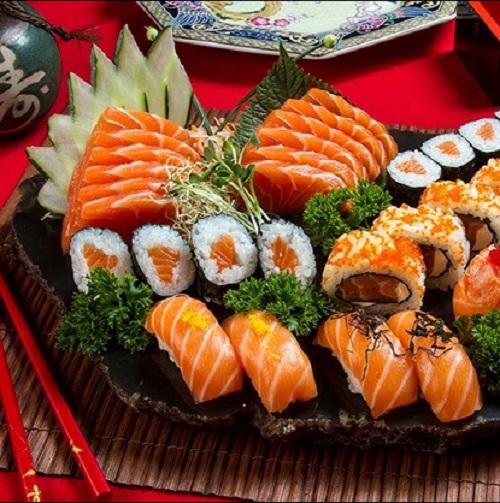 Bí quyết làm sushi siêu đơn giản, ngon mê ly bằng nguyên liệu Việt Nam Bí quyết làm sushi siêu đơn giản, ngon mê ly bằng nguyên liệu Việt Nam
