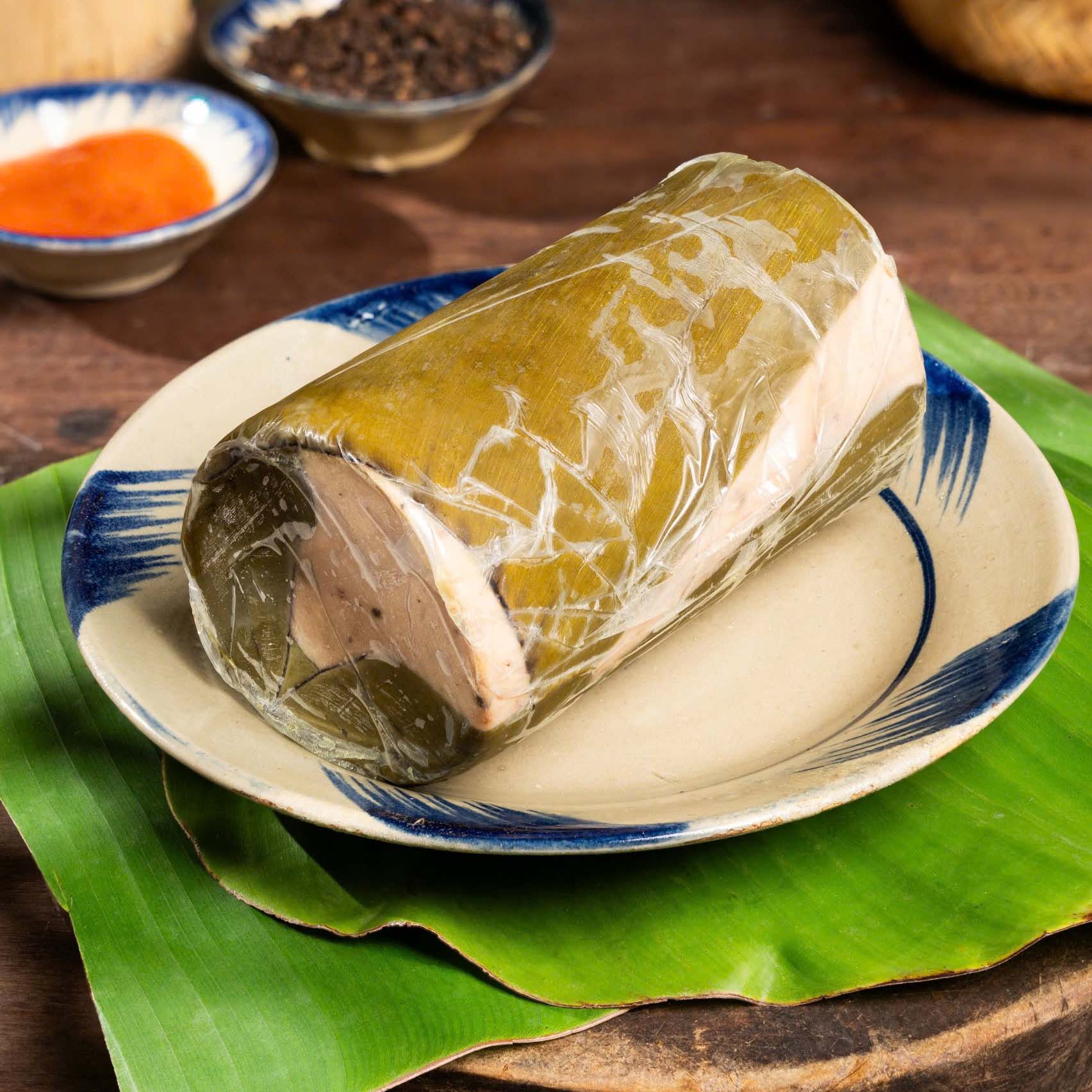 Bật mí cách làm giò lụa truyền thống Tứ Phương dai, giòn không bị bở.