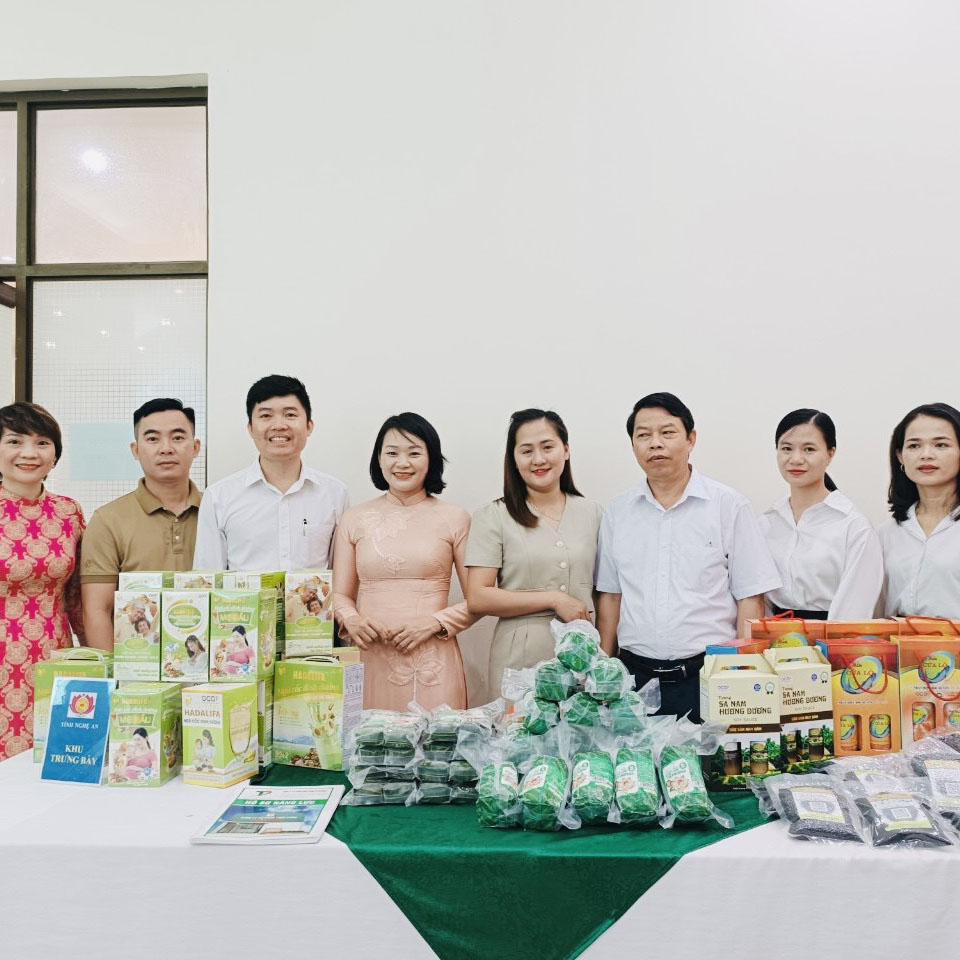 Thực phẩm Tứ Phương vinh dự đại diện các doanh nghiệp tỉnh nhà tham dự 