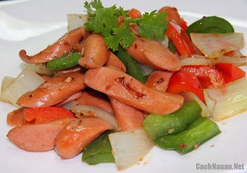 Học ngay cách làm xúc xích xào ớt chuông ngon đơn giản