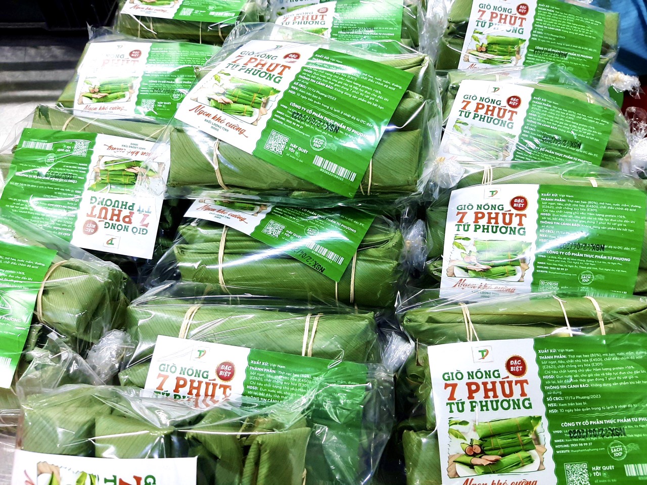 Tác dụng của gói lá dong trong sản phẩm giò nóng 7 phút Tứ Phương