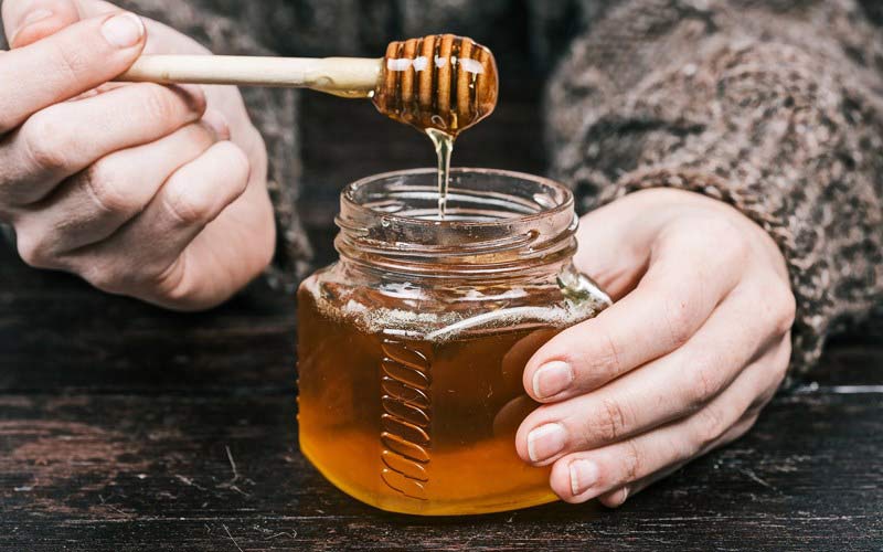 không dùng đổ kim loại đựng mật ong