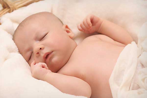 Mặc đồ cho trẻ sơ sinh mùa đông: Như thế nào là đủ ấm?