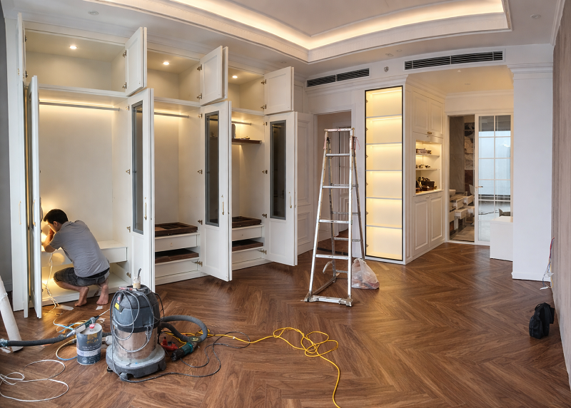 thợ thi công nội thất lắp đặt tủ gỗ tại công trình thực tế